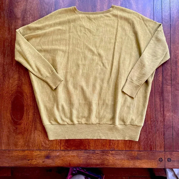 EILEEN FISHER Medium Green VNeck 100% Merino Wool Split Side Hem SweaterREAD - Picture 2 of 11